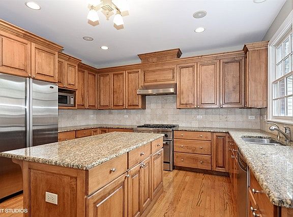 3rd image of 2639 Lawndale Ave