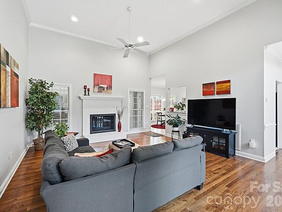 5th image of 2640 Willowbrook Dr
