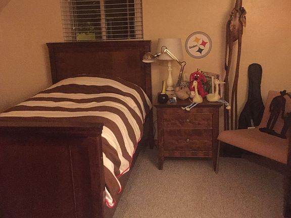 upstairs- small bedroom