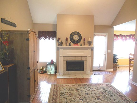 Gas log fireplace and vaulted ceilings