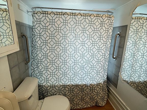 5th image of 212 Ferris St #1/2