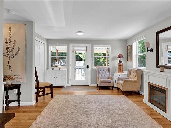 5th image of 46 ST Hyacinth Street