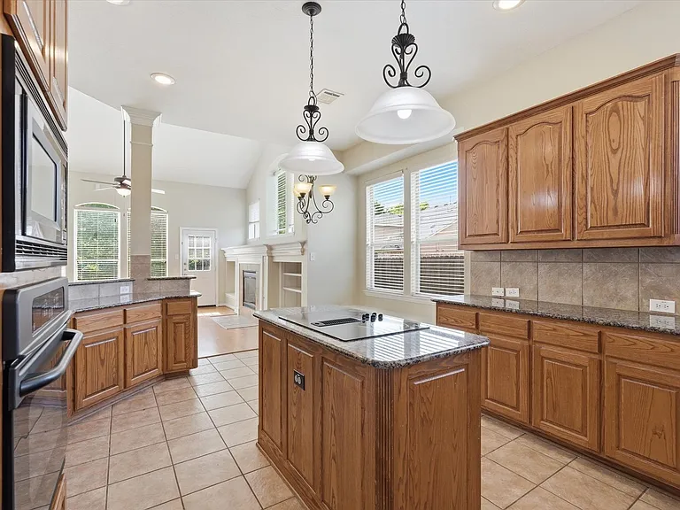 6716 Prairie Flower Trl — Photo 8