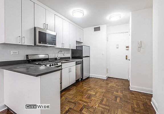 3rd image of 165 E 35th St APT 4B