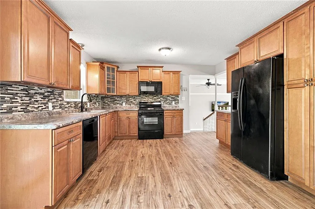 4 bed, 3.0 bath, 2165 sqft, $2,150 — Photo 4