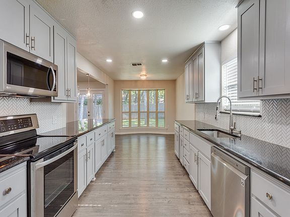 4th image of 2946 Canyon Dr