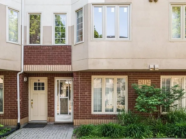 266 Limeridge Rd E #10, Hamilton, ON L9A 2S7