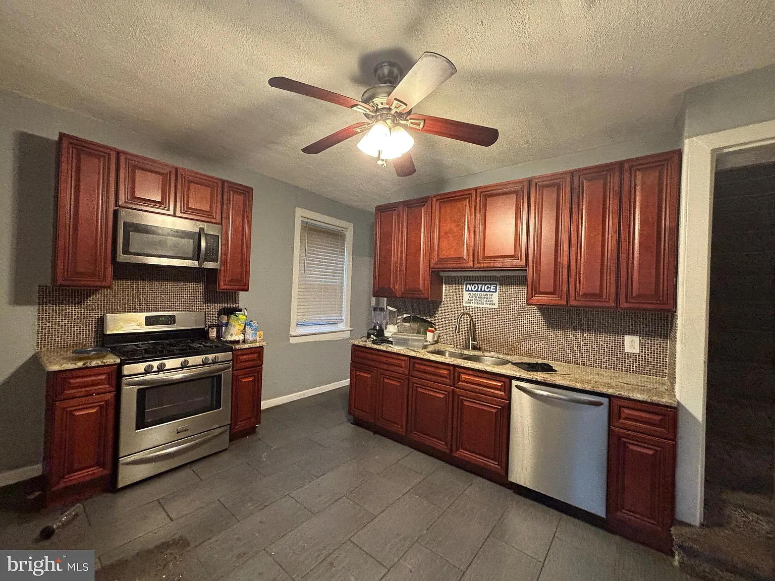 5 bed, 1870 sqft, $2,900 — Photo 2