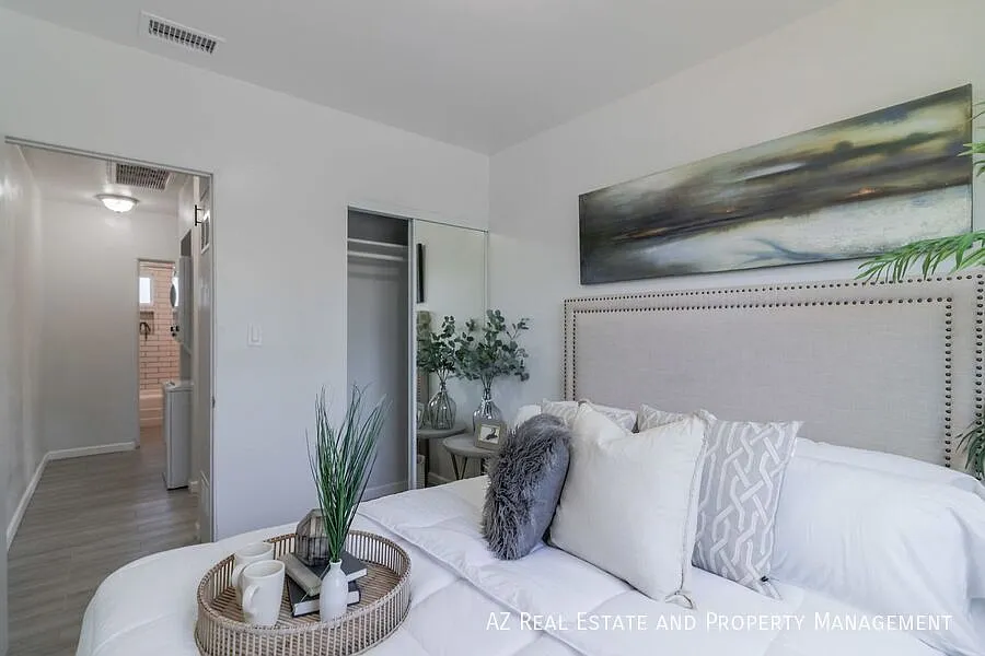 Move-in Special: $500 Deposit + 13-Month Lease + Free Month Chic Urban Retreat in the Heart of Ph... — Photo 2