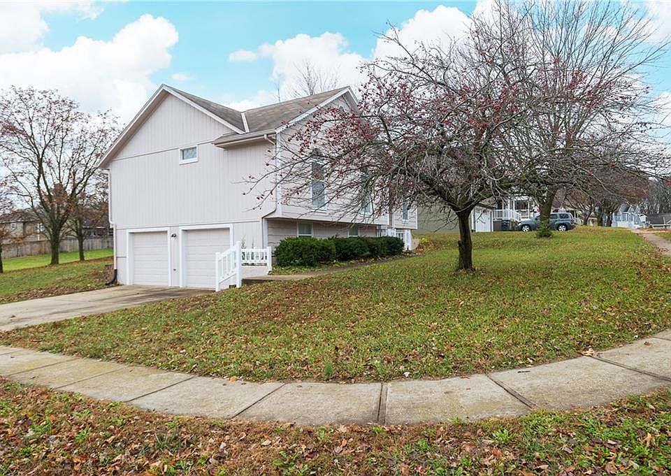 1st image of 1317 NE Foxwood Dr
