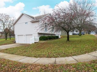 1317 NE Foxwood Dr, Lees Summit, MO 64086
