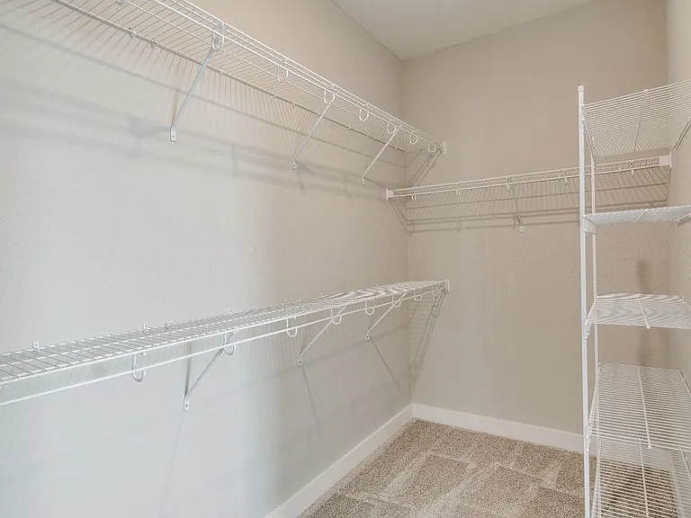 Walk-In Closet (Oak)