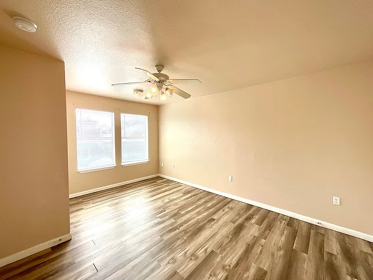 6911 Hallie Rdg — Photo 17