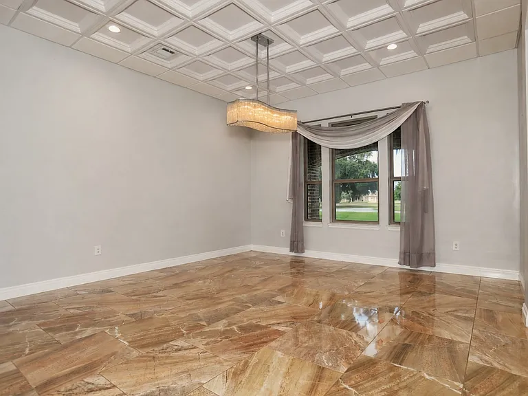527 Lily Ln — Photo 3
