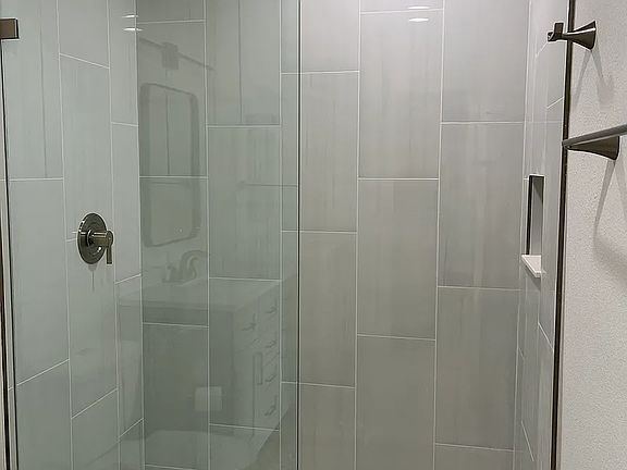 5th image of 352 Winsome Pl