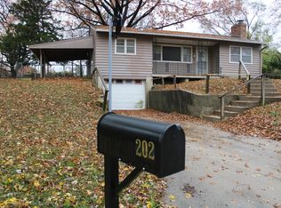 202 N 16th St, Leavenworth, KS 66048