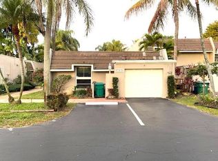 19816 Bobolink Dr, Hialeah, FL 33015