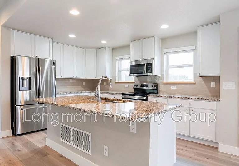 1303 S Oak Ct — Photo 5