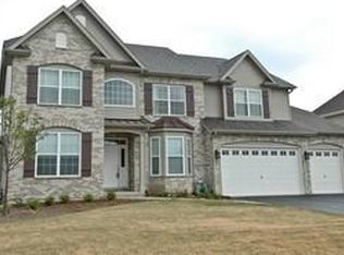 825 Bennett Dr, North Aurora, IL 60542