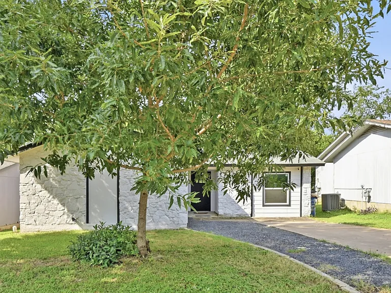 2313 Lakehurst Dr — Photo 4