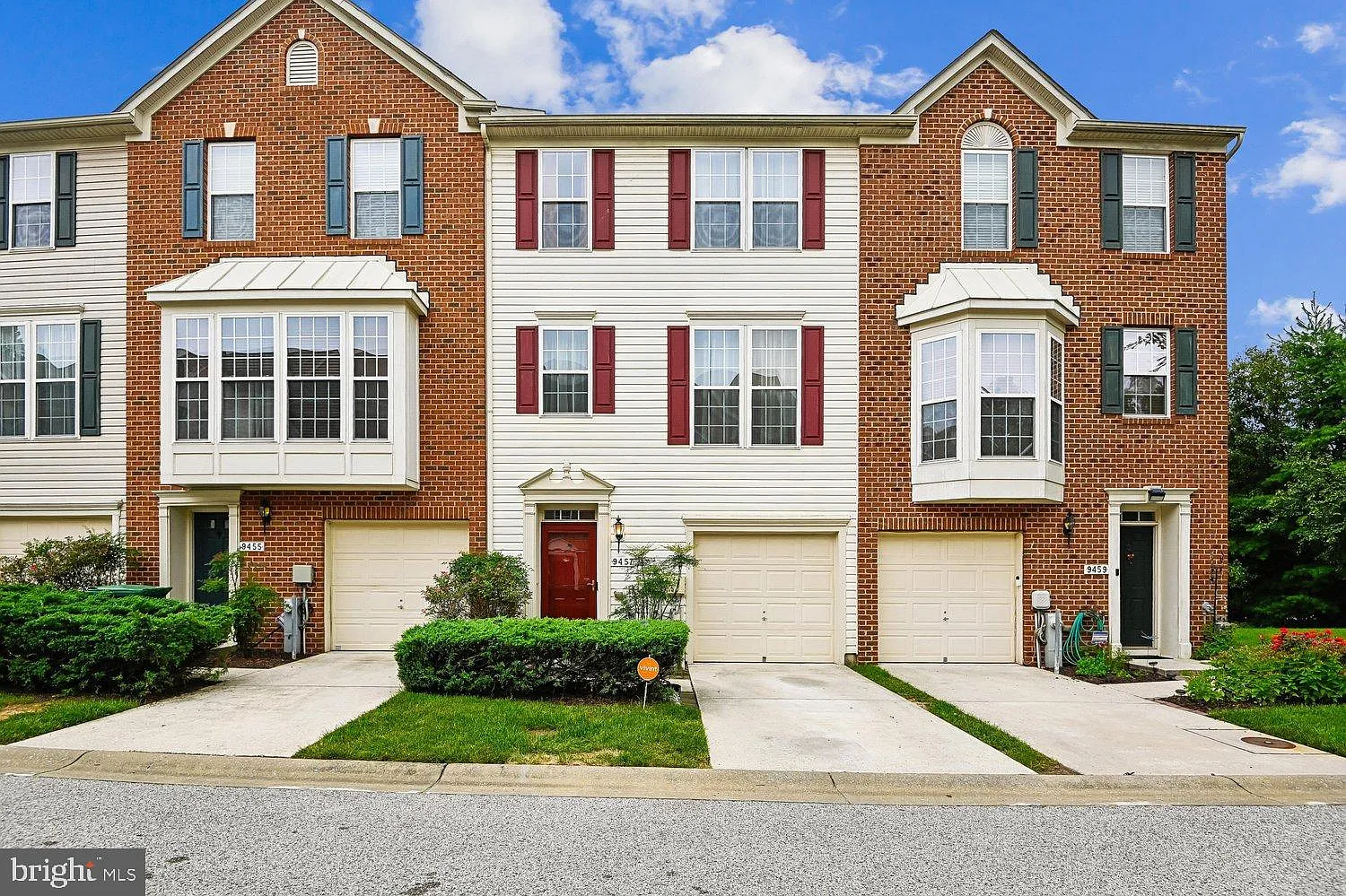 3 bed, 2.5 bath, 1900 sqft, $3,000 — Photo 1