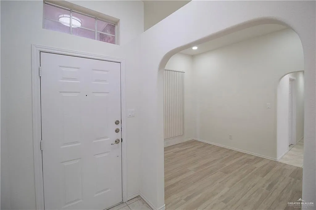 3 bed, 2.0 bath, 1521 sqft, $1,595 — Photo 2