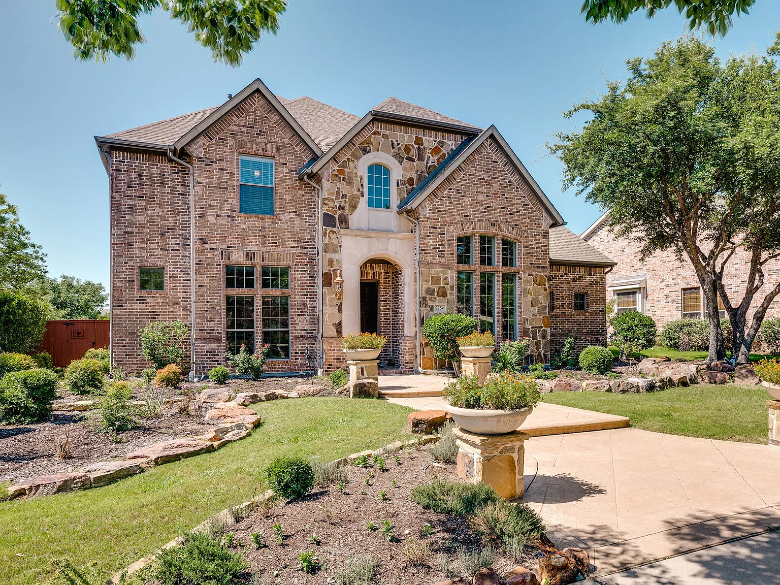 5 bed, 4100 sqft, $4,600 — Photo 1