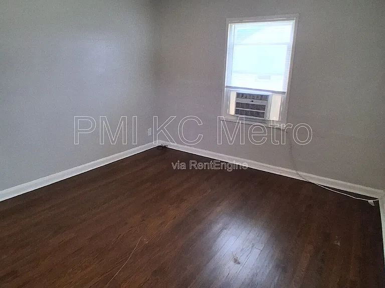 9548 Charlotte St — Photo 7