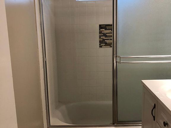 5th image of 2612 Voorhees Ave #B