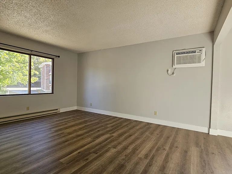2955 Wildwood Dr — Photo 2