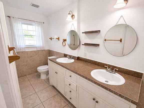 2nd image of 1611 Campbell Ln