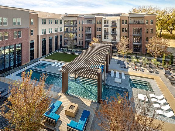 Resort-style Pool with Wet Deck, Bubblers, Sun Deck and Covered Lounge Area