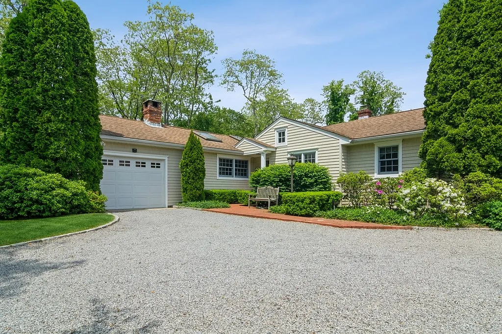 Charming Southampton property close to the village with pool — Photo 2
