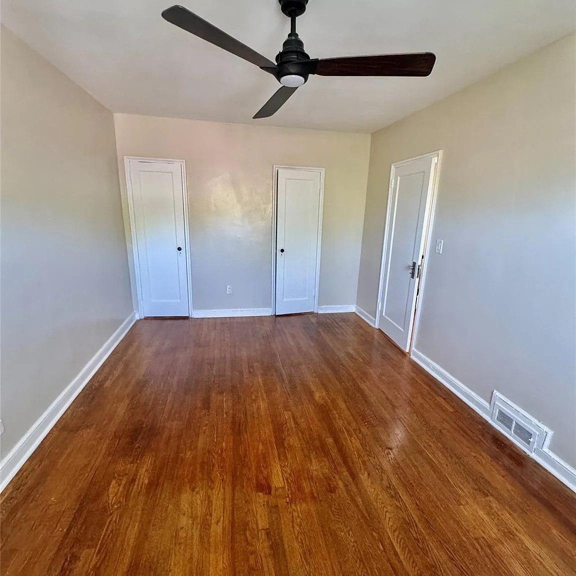 3 bed, 1.0 bath, 1296 sqft, $3,700 — Photo 4