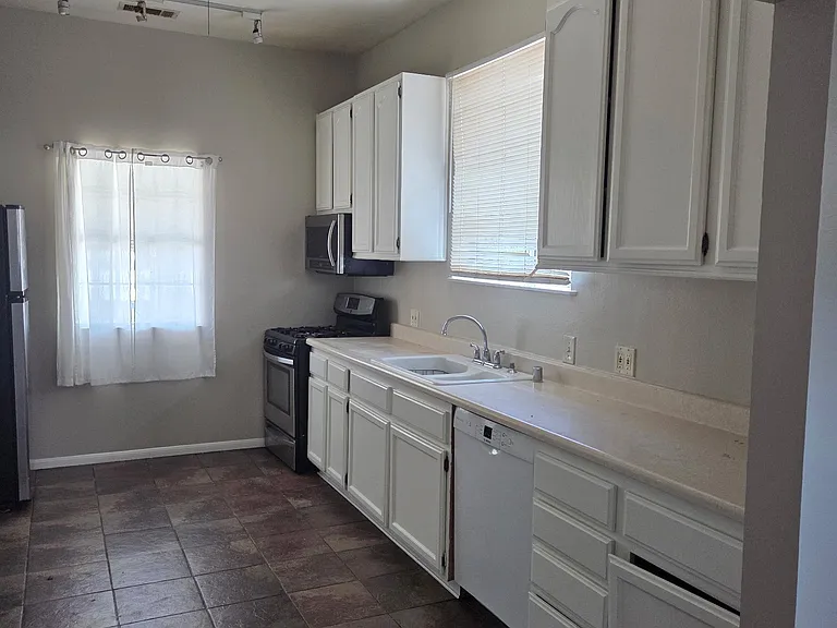 Mountain View St — Photo 1