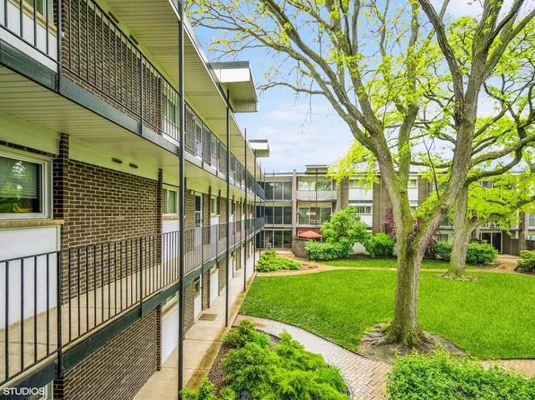 4726 Russett Ln #R107, Skokie, IL 60076
