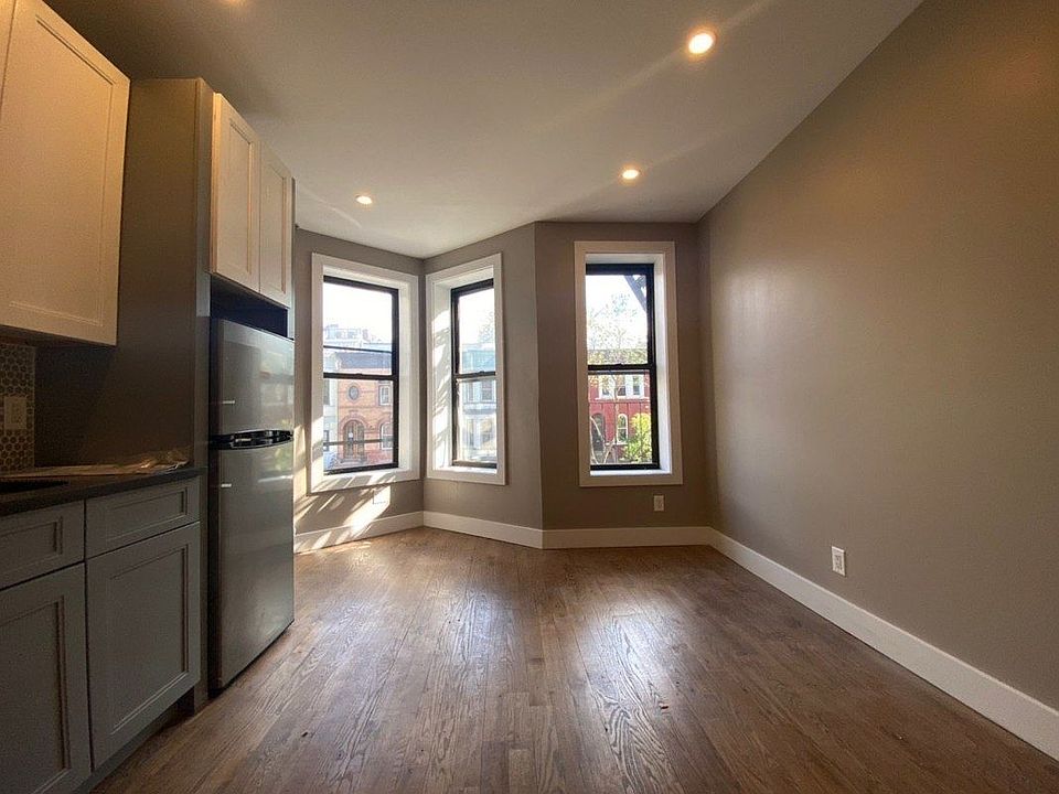2nd image of 865 Saint Johns Pl #2X