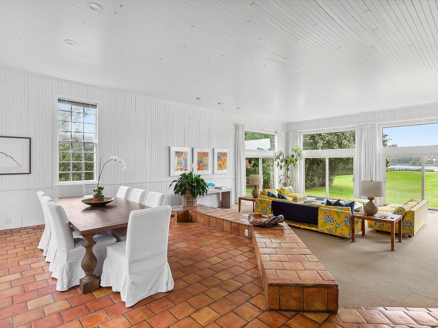 Wonderful Waterfront Barn in the Heart of Southampton — Photo 4