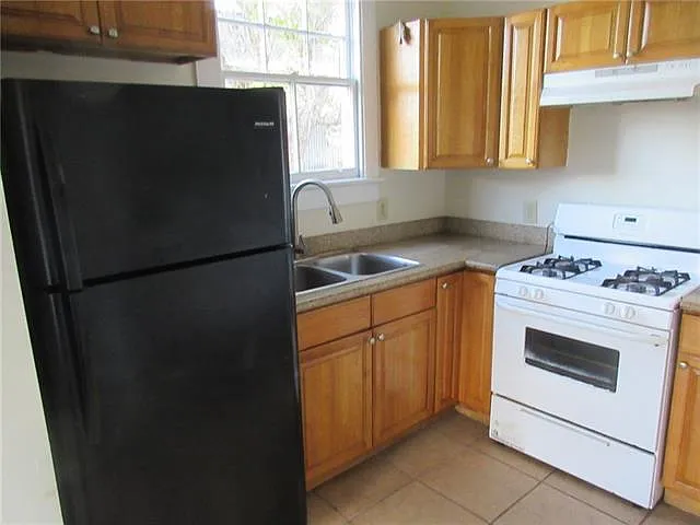 4 bed, 2.0 bath, 1016 sqft, $1,275 — Photo 2