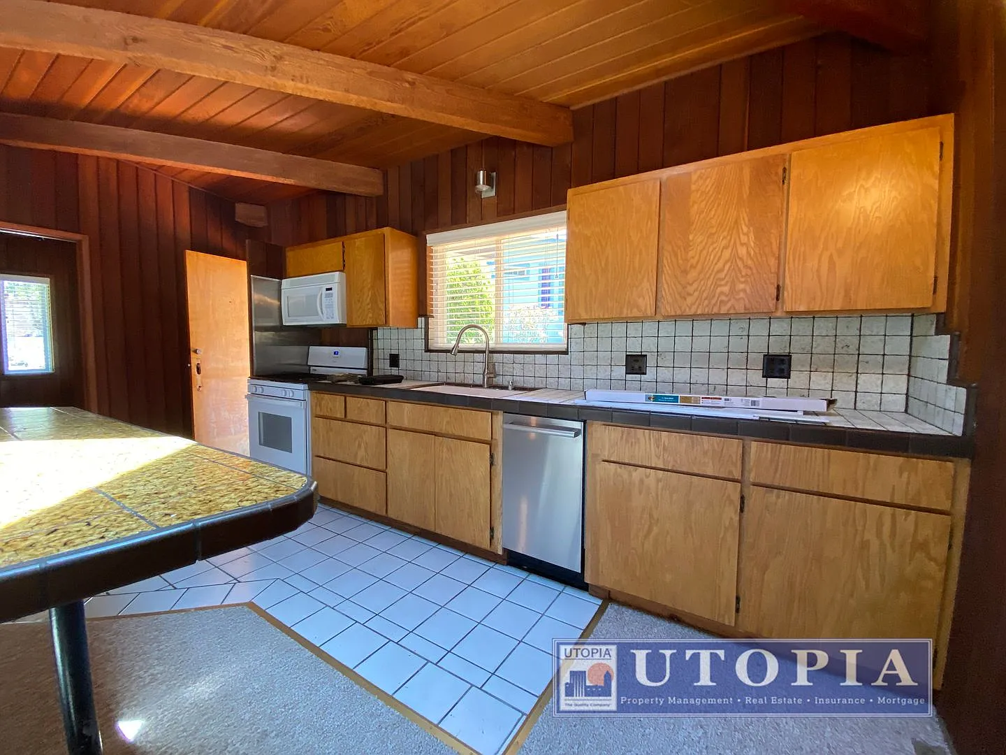 Sunny, Spacious, Home Near Sunny Cove Beach — Photo 3