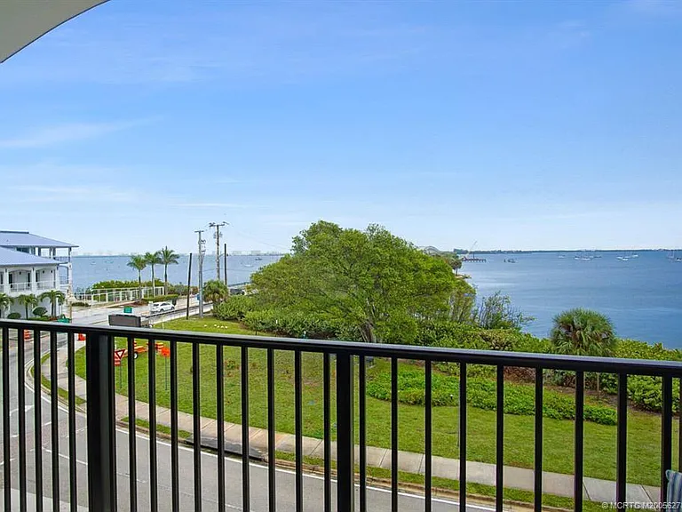 3736 NE Indian River Dr — Photo 20