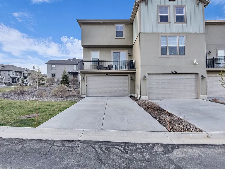 1072 W Cattail Ct — Photo 2