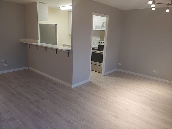 3rd image of 700 W Bittersweet Pl APT 609