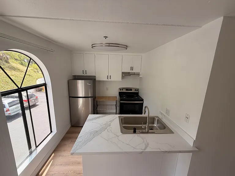Salt & Vine Oceanside Apartments — Photo 10