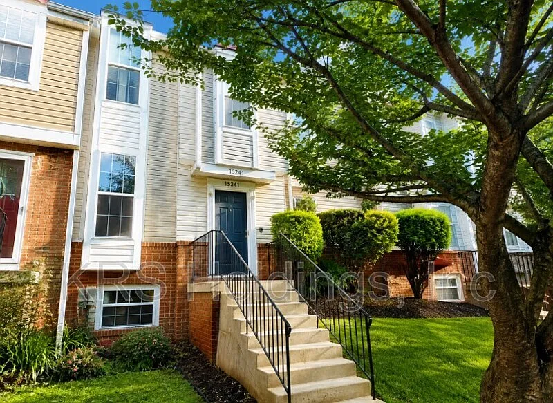 4 bed, 3.5 bath, 1900 sqft, $2,500 — Photo 1
