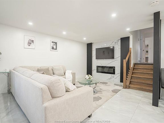 5th image of 3381 Pineview Cres