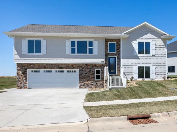 1365 Cedar Trail Dr, Dubuque, IA 52003