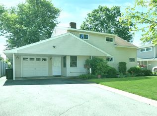 190 Friends Ln, Westbury, NY 11590