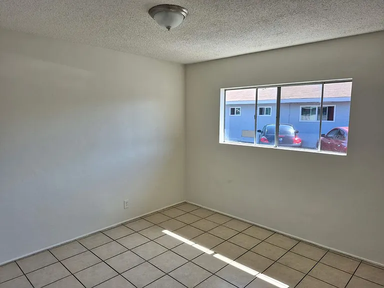 305 W Guinida Ln — Photo 7
