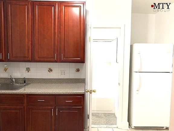 5th image of 2808 Crescent St APT 10